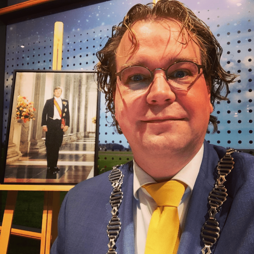 Paul Vermast, met ambtsketen, als plaatsvervangend voorzitter van de gemeenteraad in Dronten. Maart 2021.