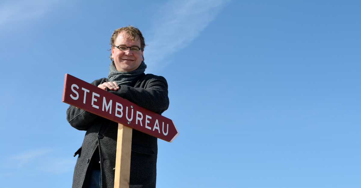 Paul Vermast leunt op bordje stembureau